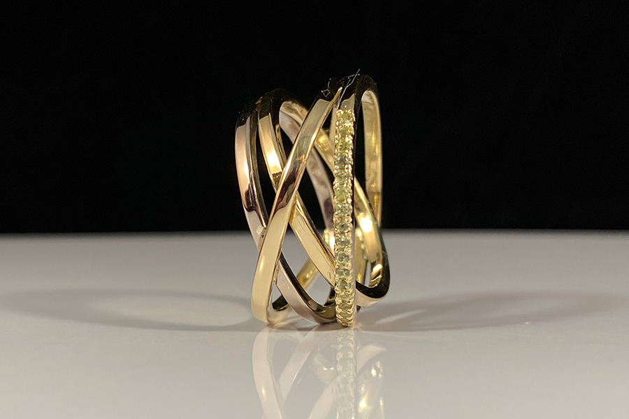 Kelly Donck is meestergoudsmid, edelsteenkundige, diamantzetter en graveur. Kelly ontwerpt, maakt en repareert sieraden.