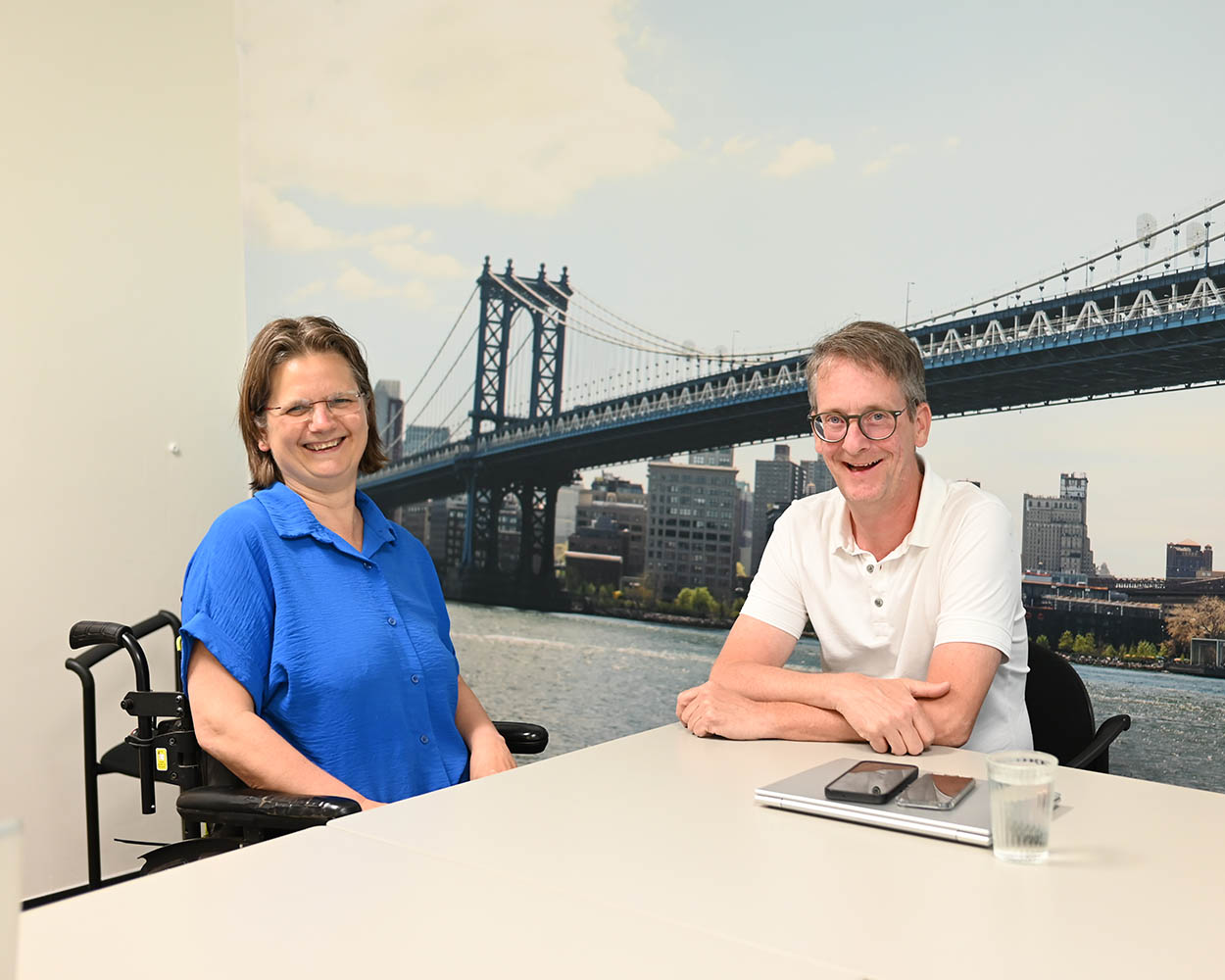 Ronnie Sanders en Femke Mennen van het Regionaal Autisme Centrum tijdens het interview Kwaliteitskader Wlz Wonen en woonzorg voor mensen met autisme.
