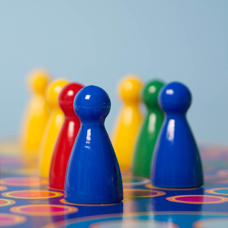 Met andere mensen met autisme samen gezelschapsspellen spelen in Tegelen